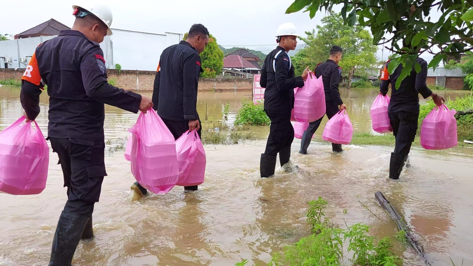 Berbagi dengan Korban Banjir, Brimob Polda NTB Bawa Ratusan Bungkus Makanan Siap Saji