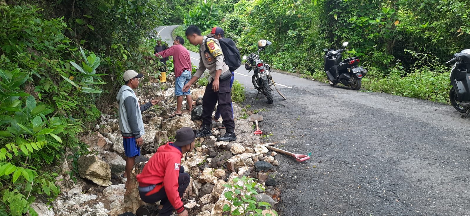 Paska Banjir di Seteluk Sumbawa Bhabinkamtibmas Bantu Warga Perbaiki Saluran Air
