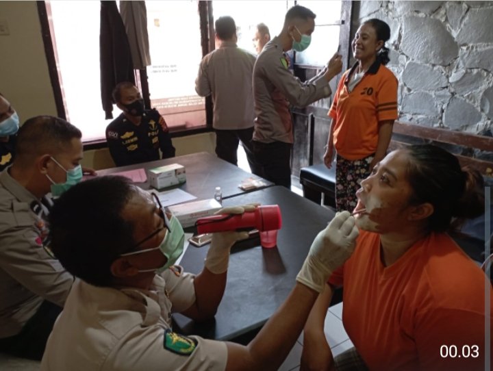 Mulut dan Gigi Tahanan Diperiksa BiDokkes Polda NTB dan Polres Mataram