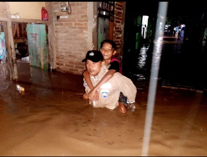 Bhabinkamtibmas Paruga, Evakuasi Warga Berdampak Banjir
