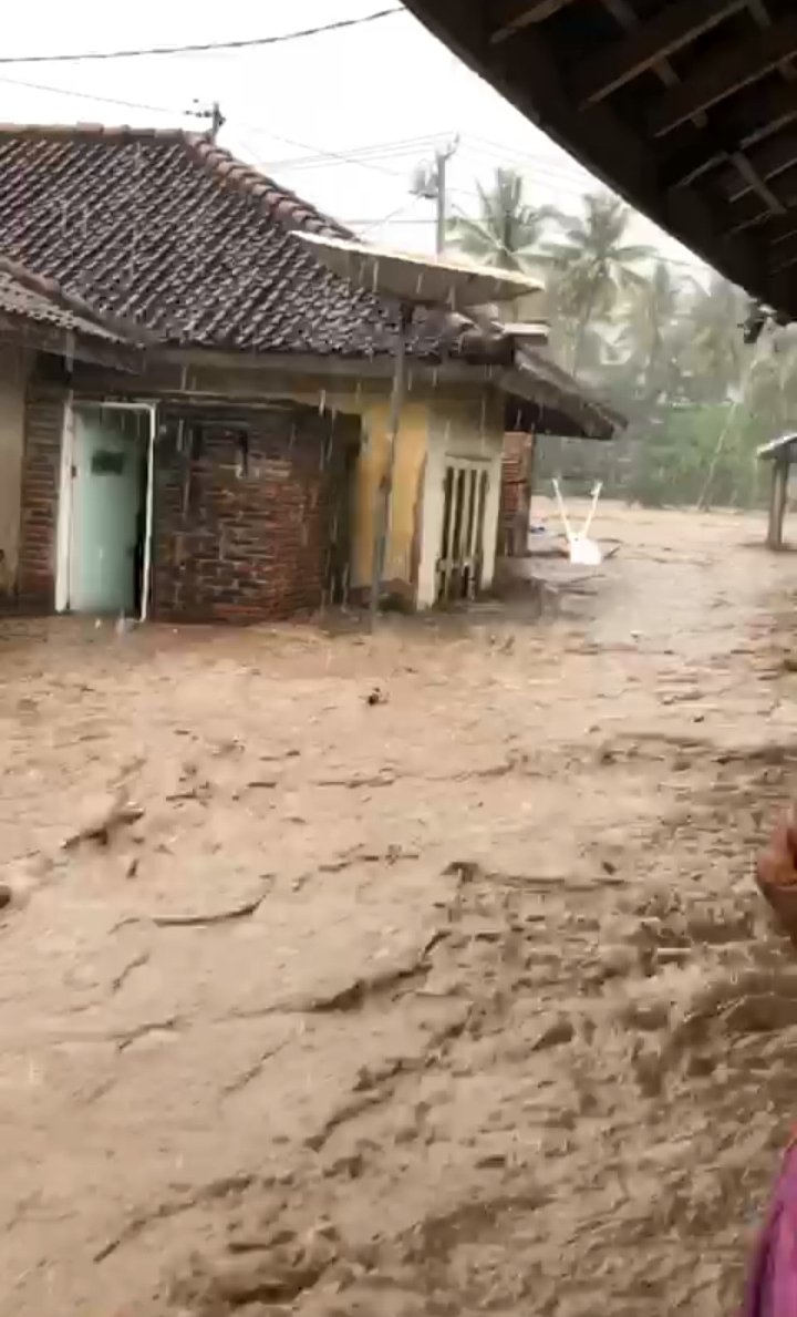 Hujan Deras di Kecamatan Moyohulu Sumbawa Empat Desa Dihantam Banjir