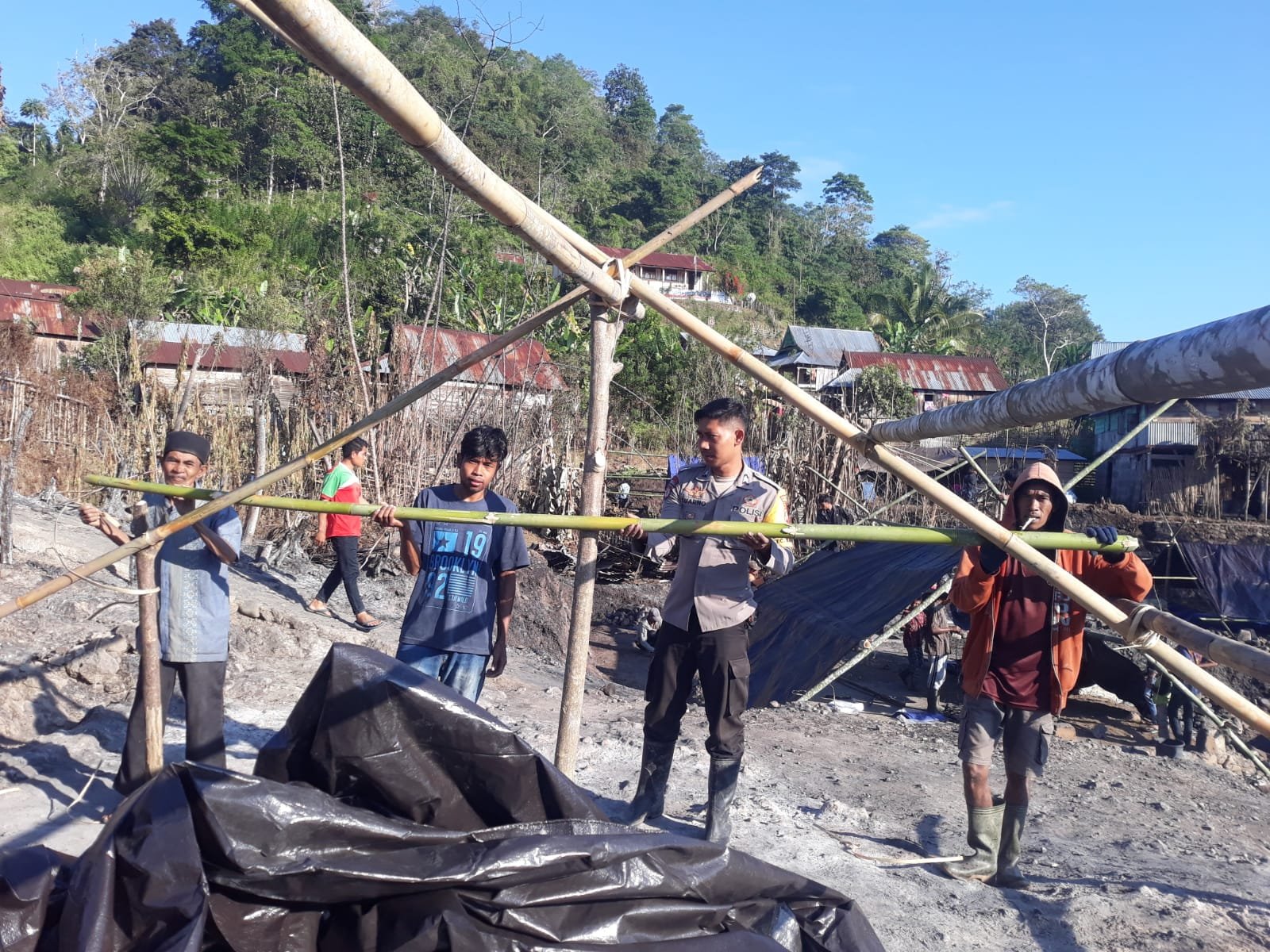 Paska Puluhan Rumah Dilalap si Jago Merah, Warga di Bantu Aparat TNI-POLRI Mulai Bersihkan Lokasi