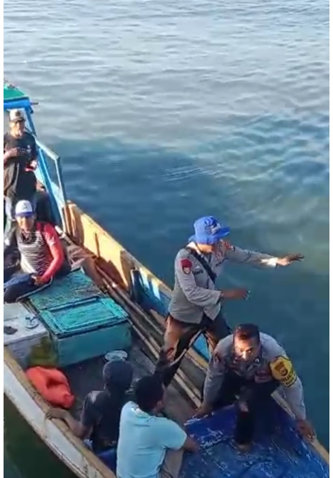 Perahu Pemancing Ikan Tenggelam Dihantam Gelombang di Perairan Gili Banta, Sembilan Nelayan Berhasil Selamat