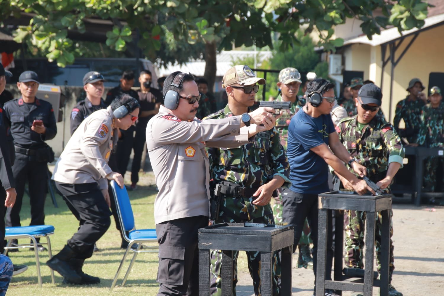 Semarakkan HUT Bhayangkara, Petinggi Polri NTB dan TNI  Ikuti Lomba Menembak