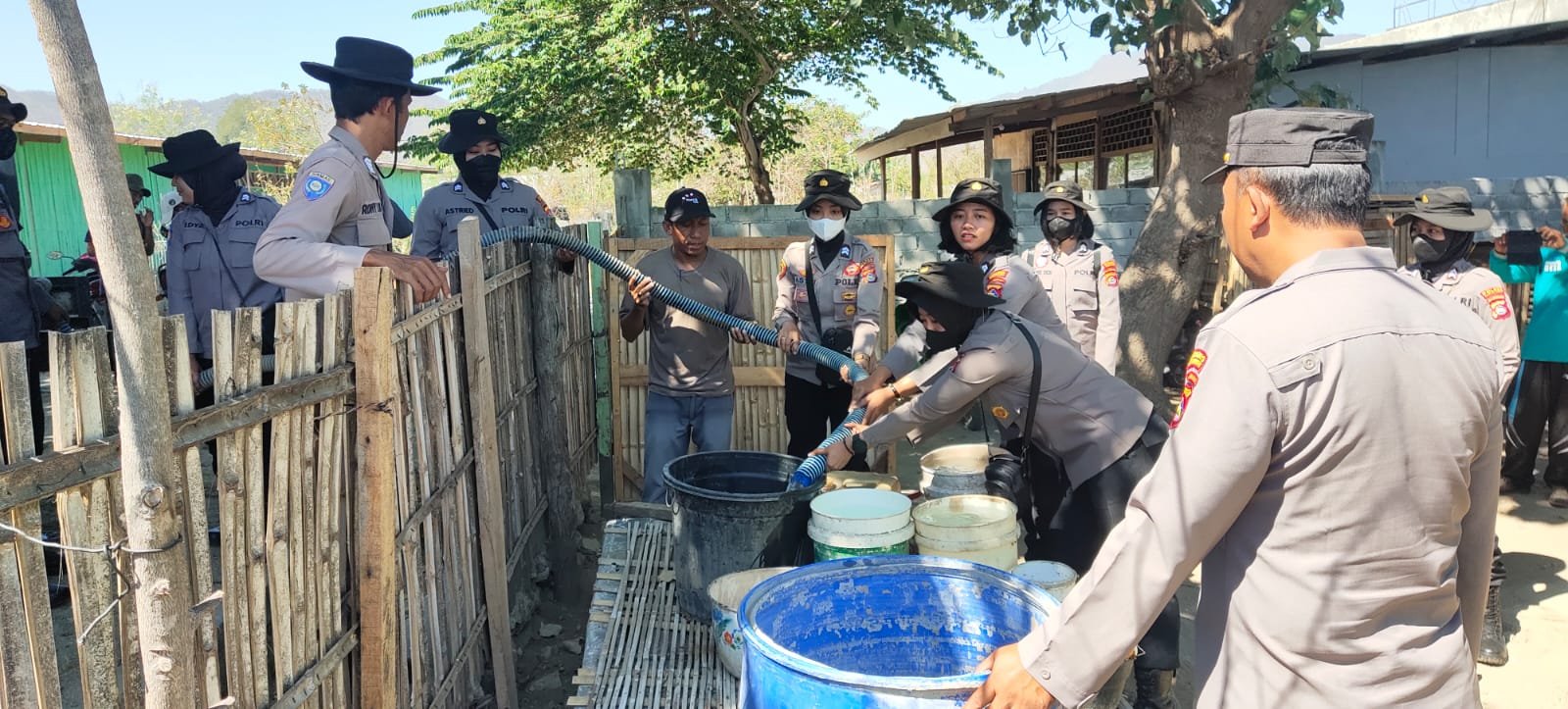 Polres Sumbawa Barat Bantu Sepuluh Ribu Liter Air Untuk Warga Desa Tambak Sari