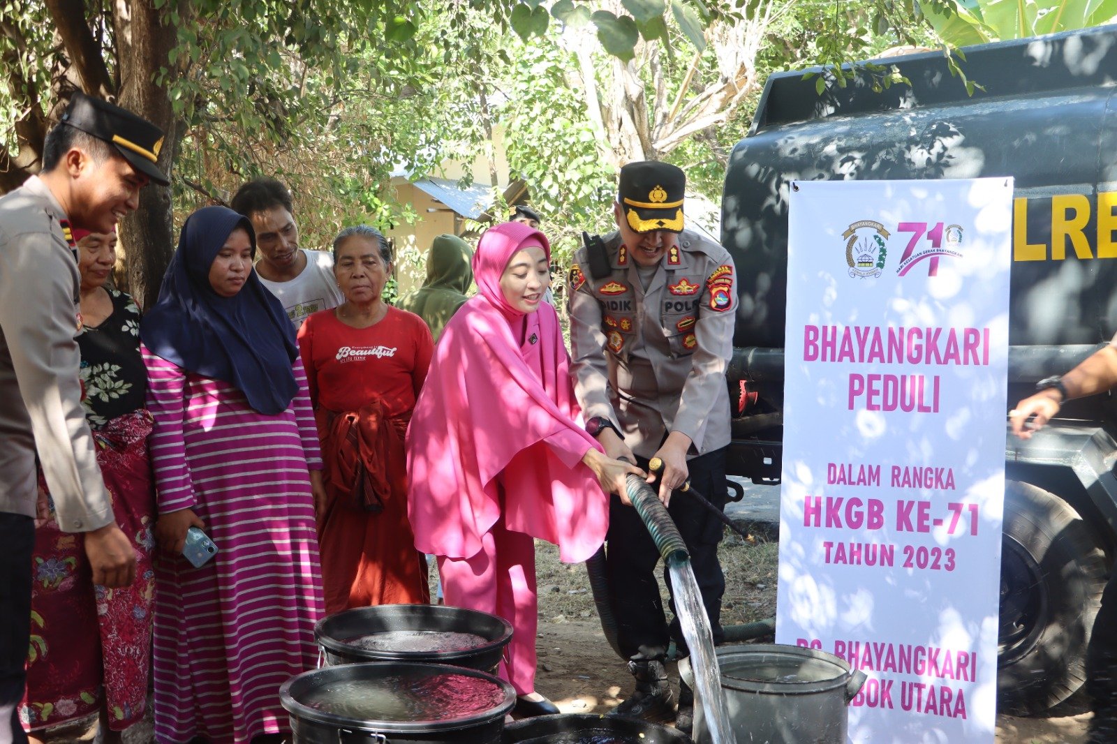 Kapolres Lombok Utara Bawa 5000 Liter Air untuk Warga Terdampak Kekeringan