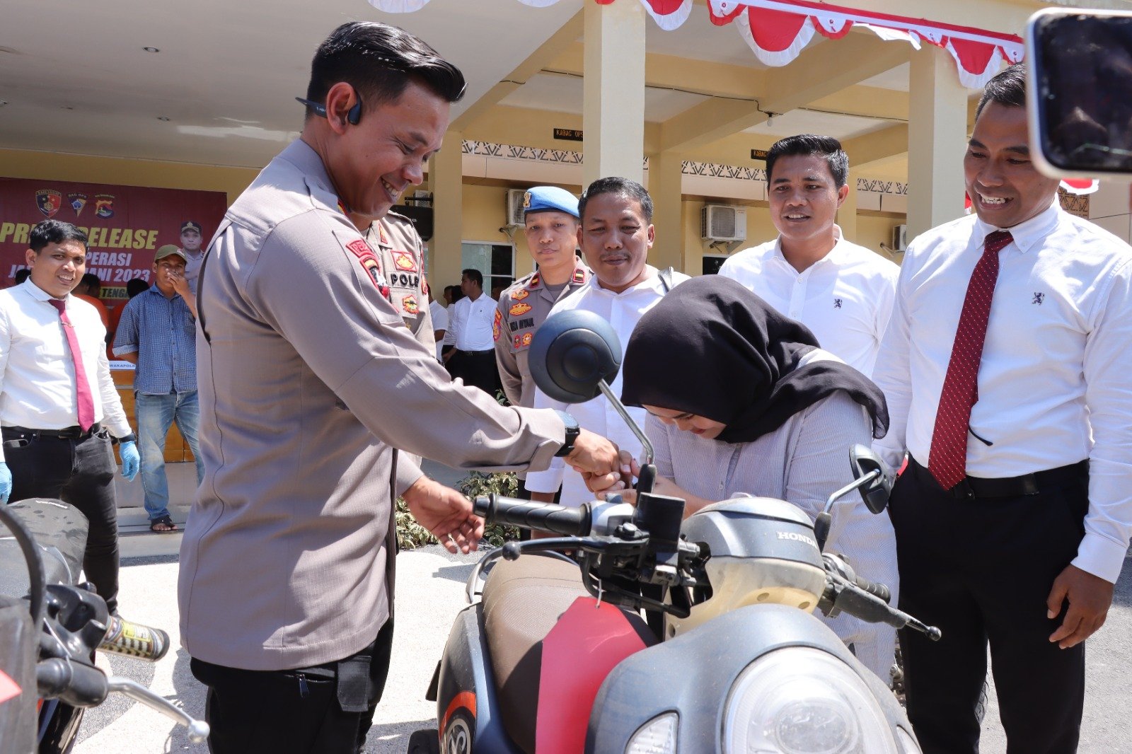 Kapolres Lombok Tengah Kembalikan Sepeda Motor Curian ke Pemiliknya