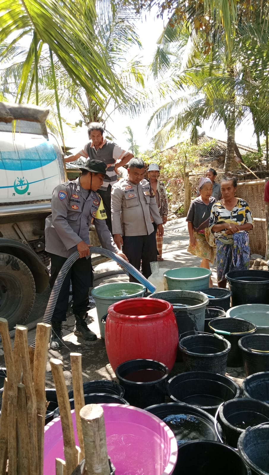 Polsek Jonggat Distribusikan  Air Bersih untuk Warga  Dusun Entek Desa Sukara