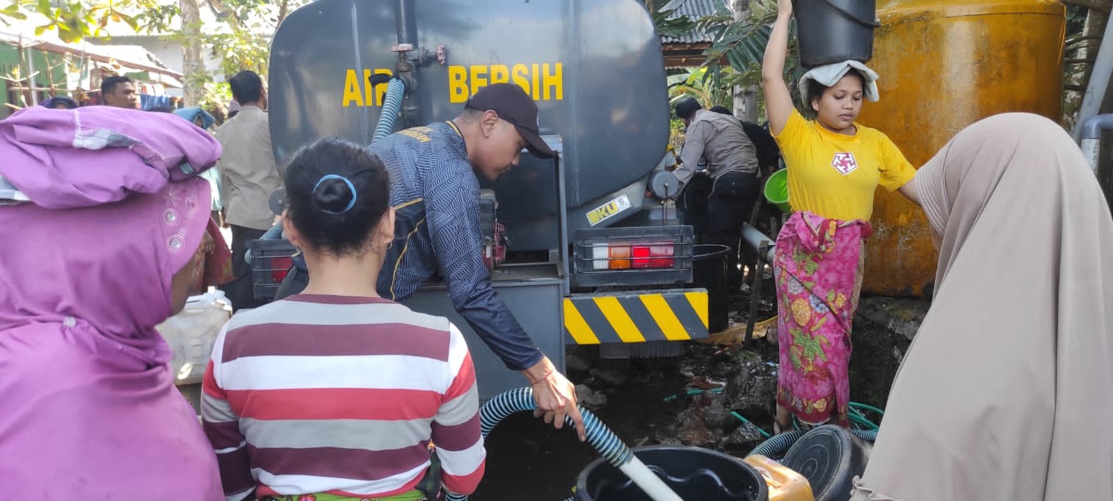 Polresta Mataram Salurkan Bantuan Air Bersih Ke Desa Langko Lingsar