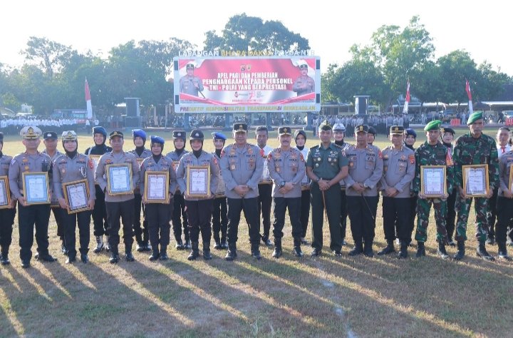Kapolda NTB Berikan Penghargaan kepada Personel TNI dan Polda NTB Berprestasi