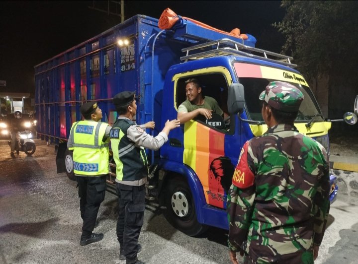 Gabungan Polsek Poto Tano dan TNI Perketat Pengaman Pelintas Penyeberangan Pelabuhan