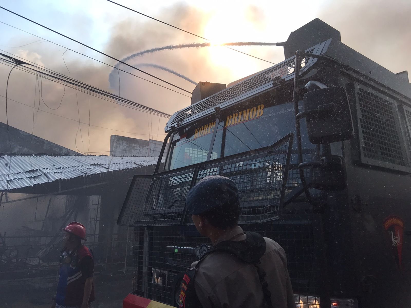 Kebakaran di Jalan Hasanudin Satu Toko Pakaian dan Alfamart Ludes Dilalap Api