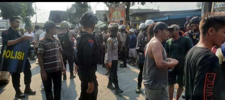 Warga Blokir Jalan Lintas Sumbawa Bima,  Gabungan Personil TNI Polri Turun Tangan