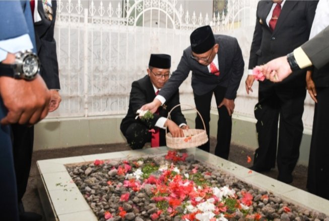 Peringati Hari Pahlawan PJ Gubernur dan Bupati Lotim Tabur Bunga di Pusara Almagfurullah Maulana Seych
