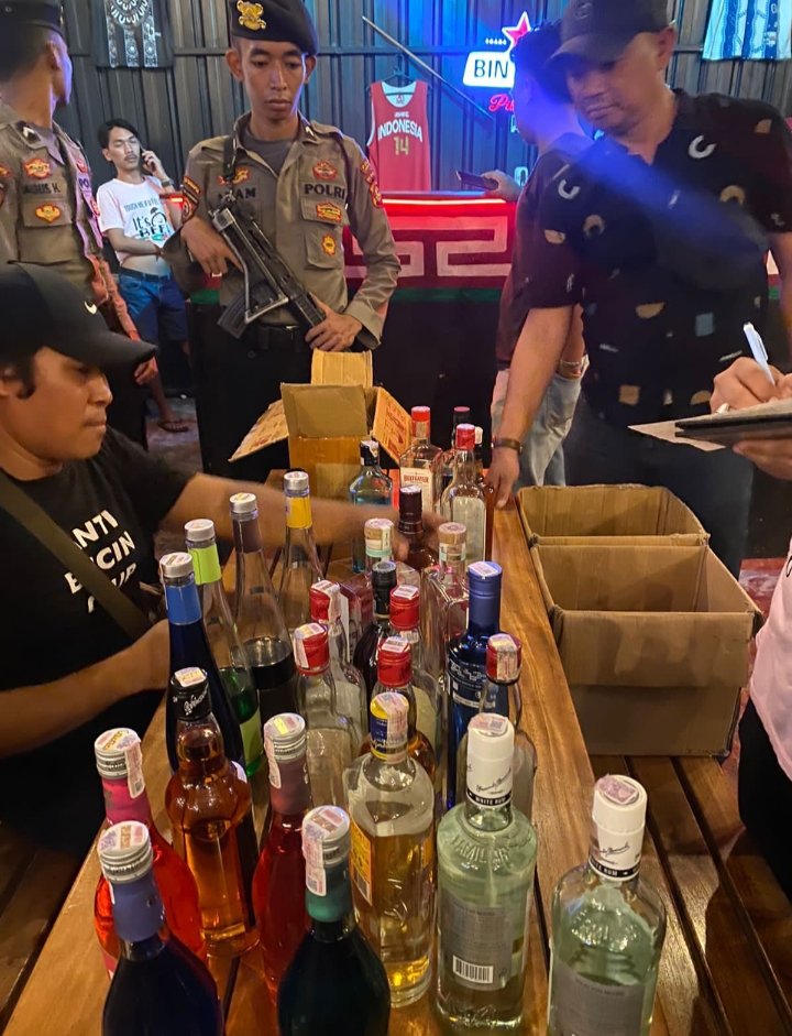 Bar Kawasan Wisata Mandalika Lombok Tengah Dirazia, Ratusan Botol Minuman Berkelas Disita Aparat