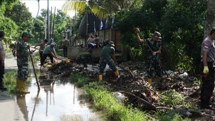 Personel Kodim 1606/Mataram Gotong Royong Bersihkan Saluran Air