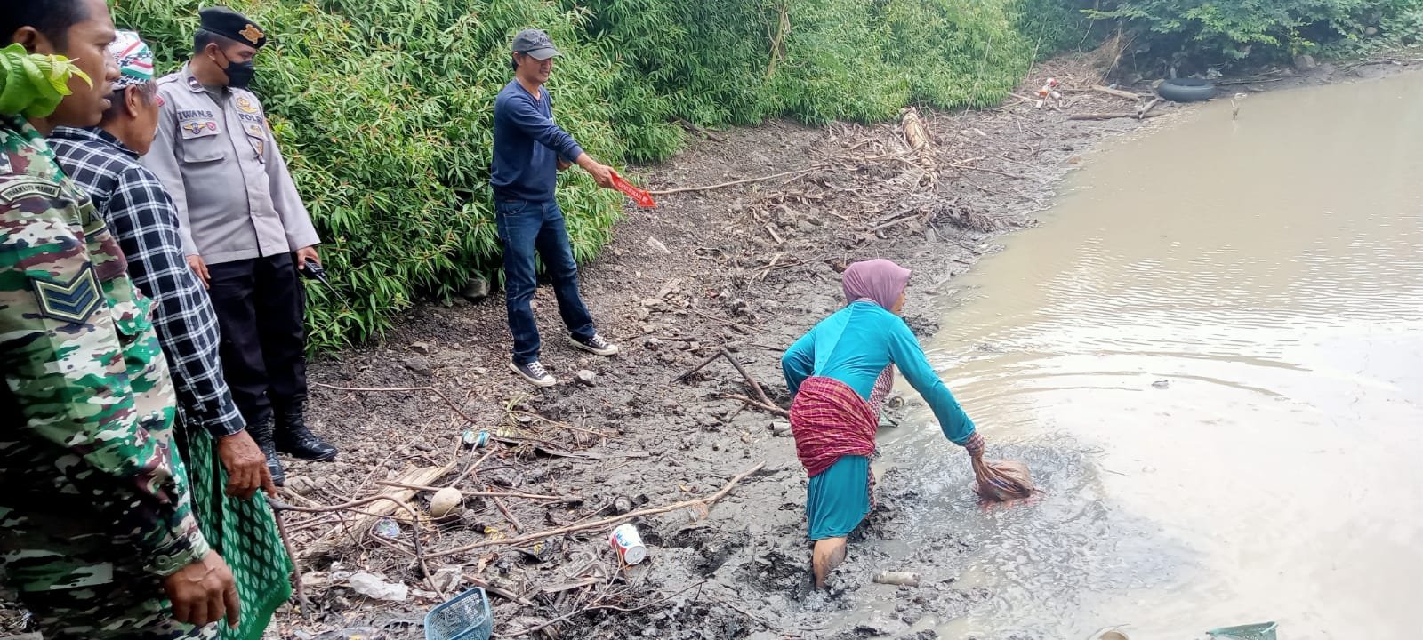 Warga Kawo Geger, Mayat Ibu Rumah Tangga Terbenam Dalam Kubangan Air Berlumpur