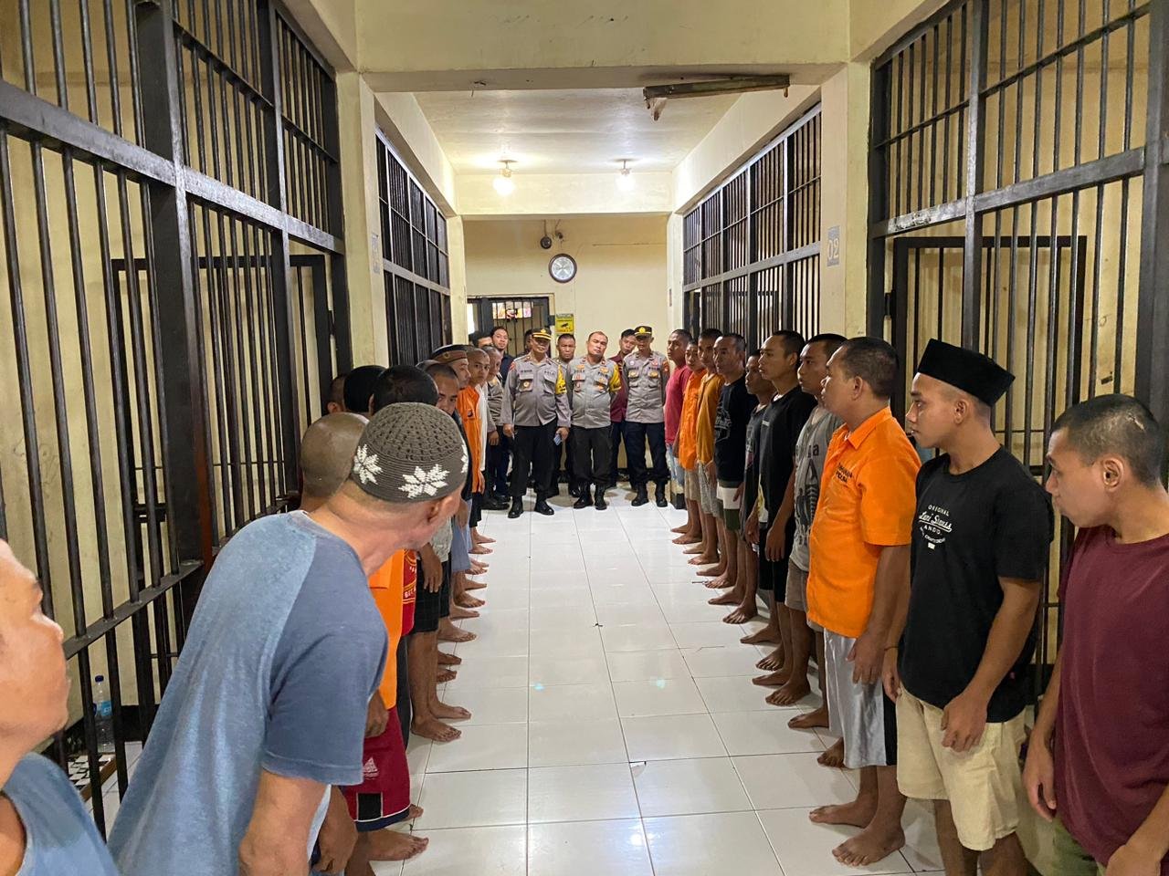 Wakapolres Sumbawa Barat Beri Arahan Pelaku Kriminal Dalam Ruang Tahanan