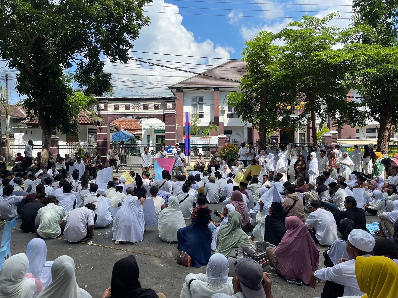 Ribuan Jamaah Ponpes Gontor Gedor Kantor Kejaksaan Lotim