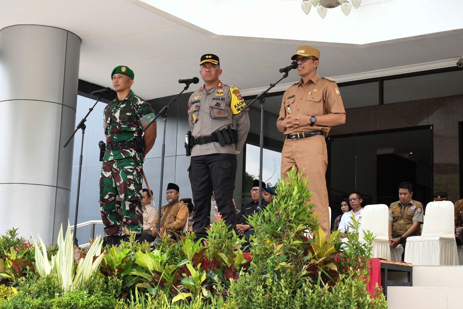 Apel SERPAS, PJ Bupati Lombok Timur Imbau Personil TNI Polri “Full Senyum”