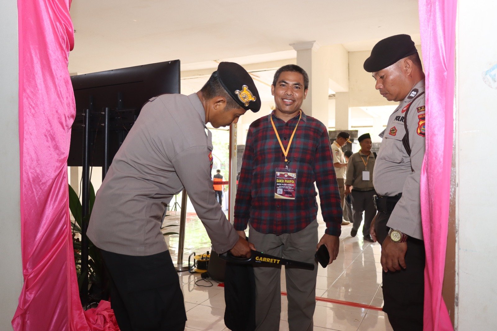Pleno KPU Lombok Tengah Tegang, Polisi Siagakan Kendaraan’  Taktis dan Metal  Detektor