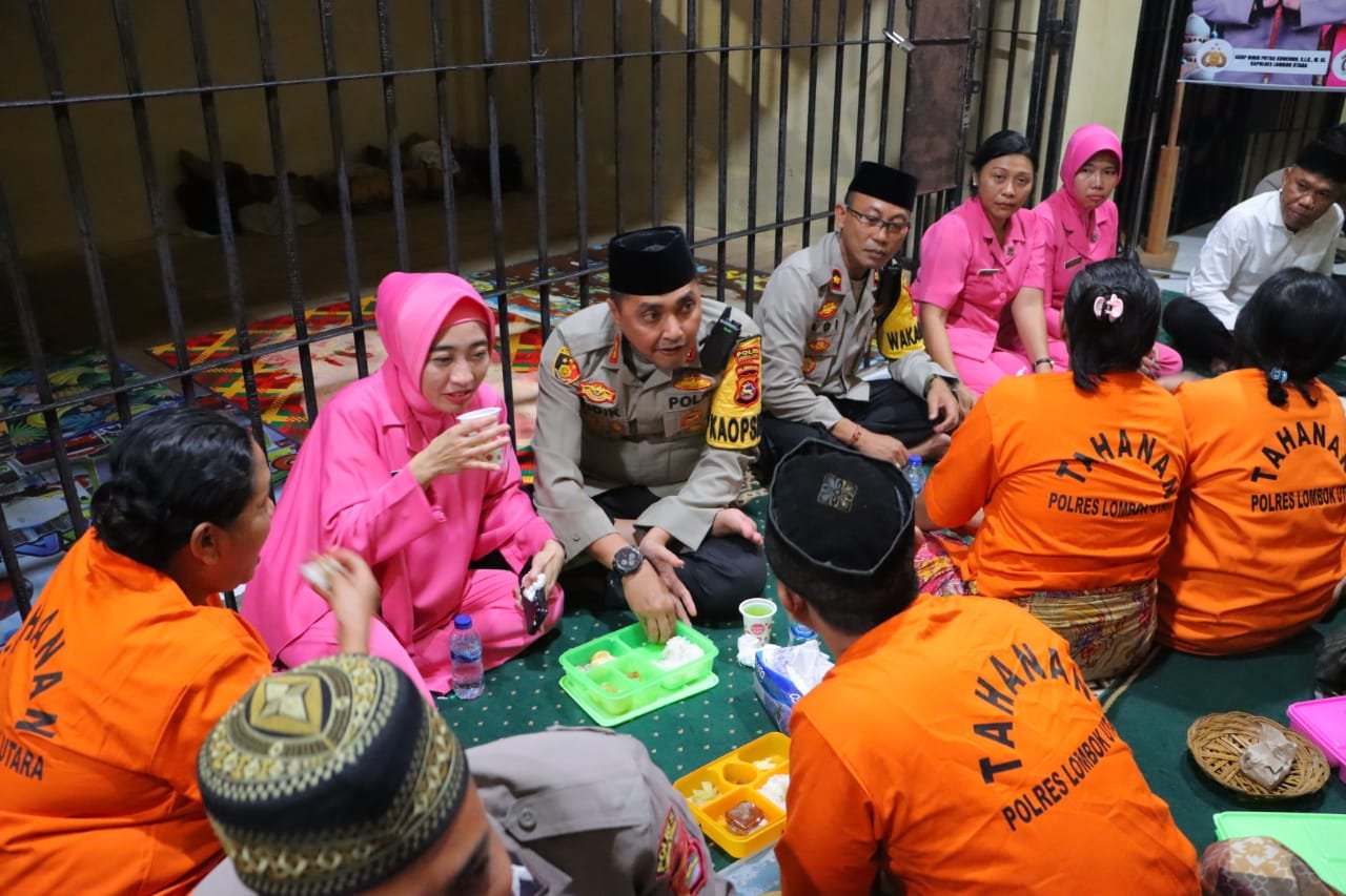 Cahaya Ramadhan, Kapolres Lombok Utara Berbuka Puasa dengan Tahanan
