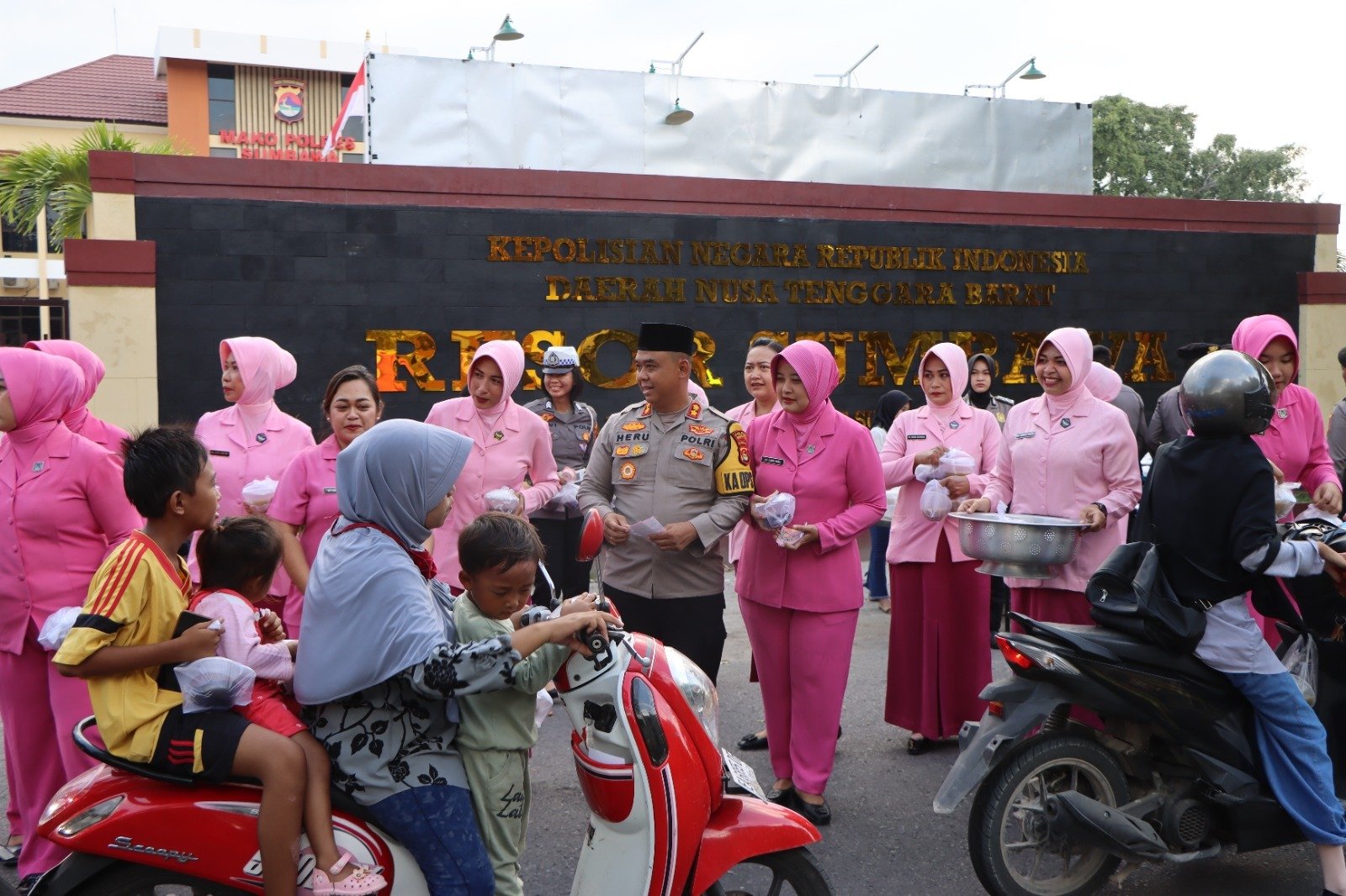 Ramadhan Berbagi,  Kapolres Sumbawa Bersama Istri Turun ke Jalan Bagi-Bagi Takjil untuk Masyarakat