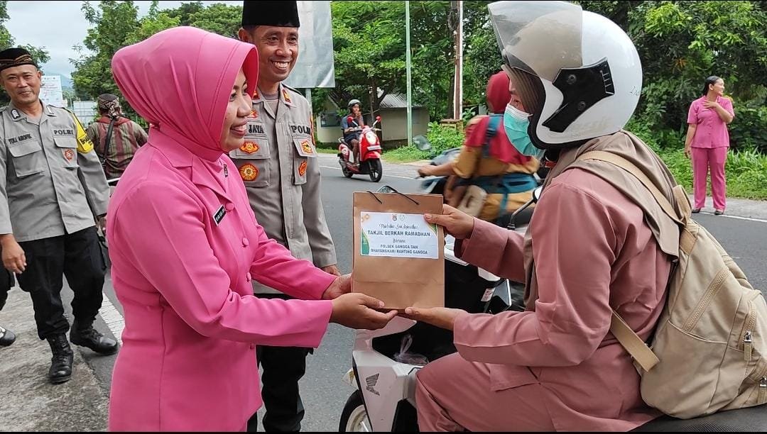 Kapolsek Gangga Bersama Ibu Bhayangkari Turun ke Jalan Berbagi Takjil