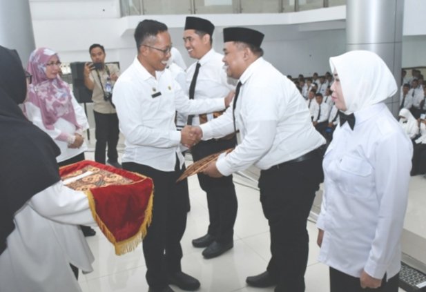 PJ Bupati Serahkan Ratusan SK PPPK Lombok Timur