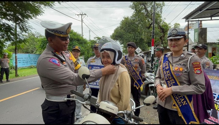 Kapolres Lombok Utara Bagikan Helm dan Jaket Gratis untuk Pengendara Motor