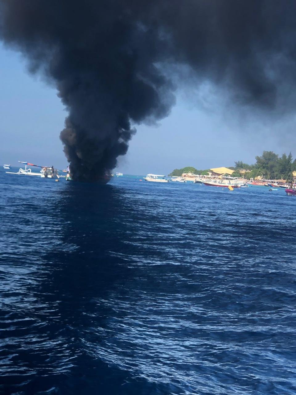 Sat Polair Evakuasi Speedboat Terbakar di Perairan Gili Terawangan