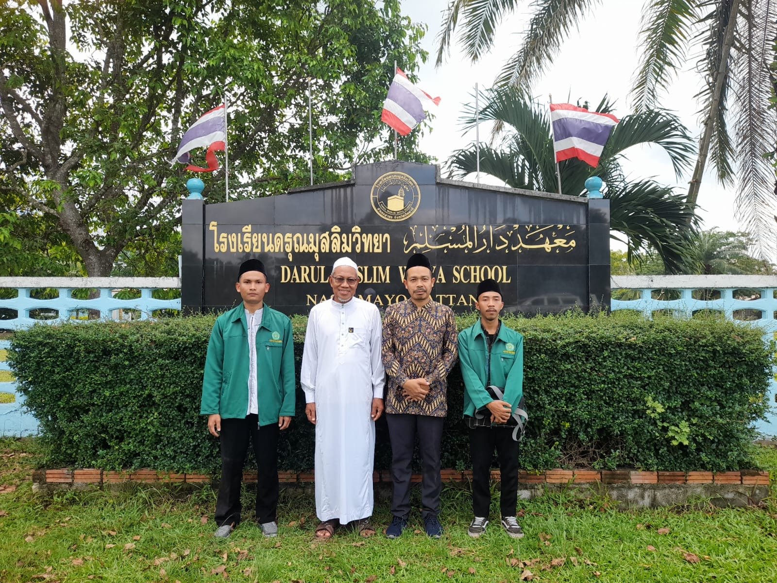 Pimpinan Yayasan Darul Muslim Mayo Thailand SambutHangat Kelompok KKN Internasional IAIH Pancor