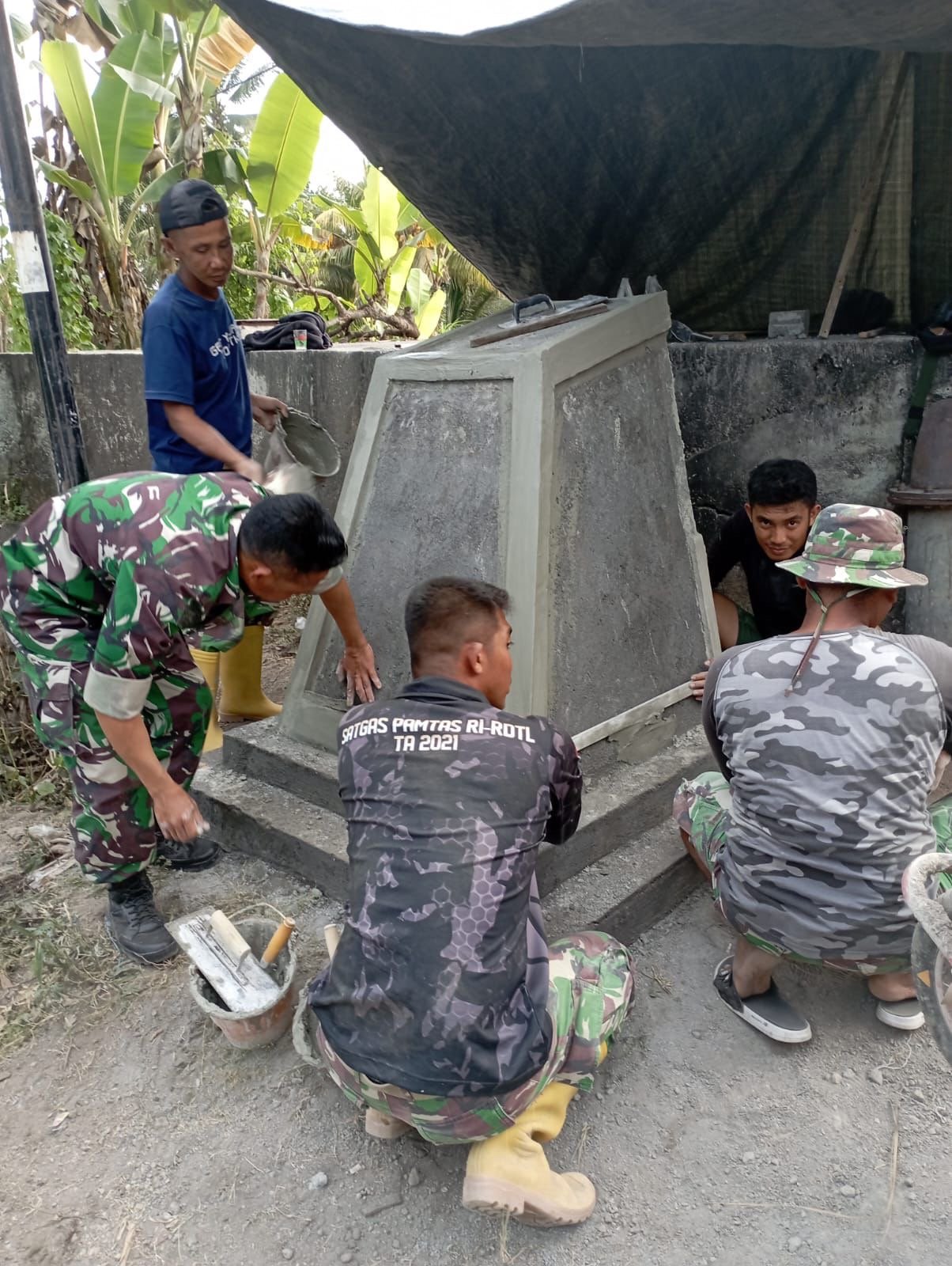 Pembangunan Tugu Prasasti TMMD ke 121 Kodim 1615/Lombok Timur di Desa Loyok