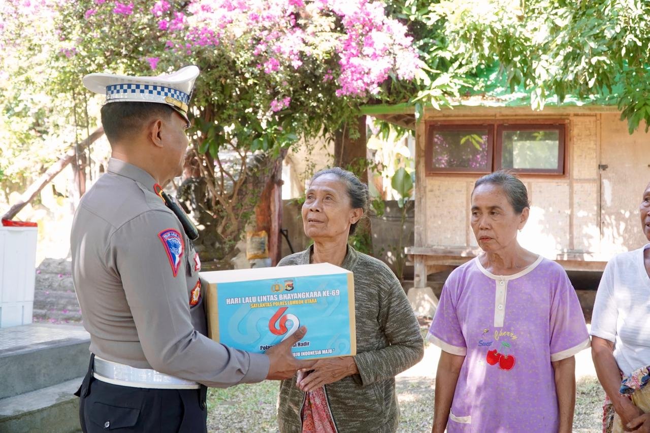 Sambut Hut ke 69, Satlantas Polres Lombok Utara Bagikan Paket Sembako