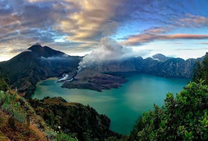 Mendaki Melalui Jalur Ilegal, Bule Rusia Hilang di Gunung Rinjani