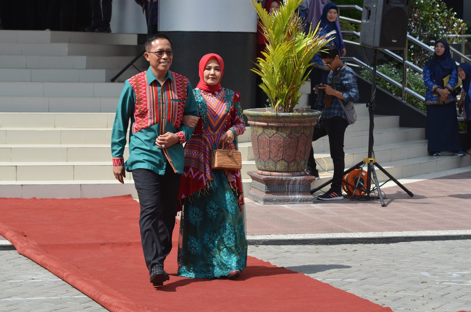 Festival Tenun, Pasangan Bulan dan Pejabat Lombok Timur Ikut Fashion Show