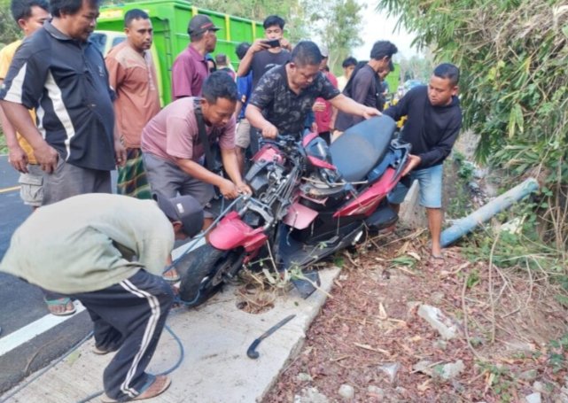 Nabrak Pembatas Jalan Bule Jerman Terlempar ke Parit