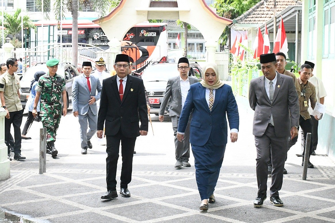 Wabup Dampingi Wagub NTB Ziarah dan Hormati Pahlawan Nasional TGKH. Zainuddin Abdul Majid