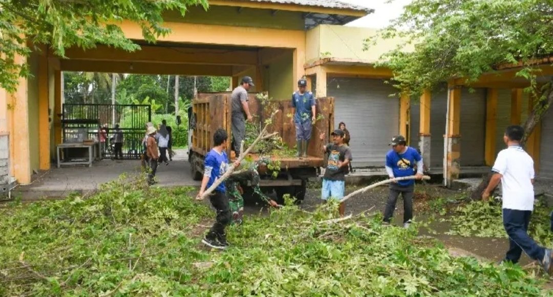 Wabup Lotim Pimpin Gotong Royong  Pembersihan Pasar Kuliner Kelurahan Kelayu Selatan