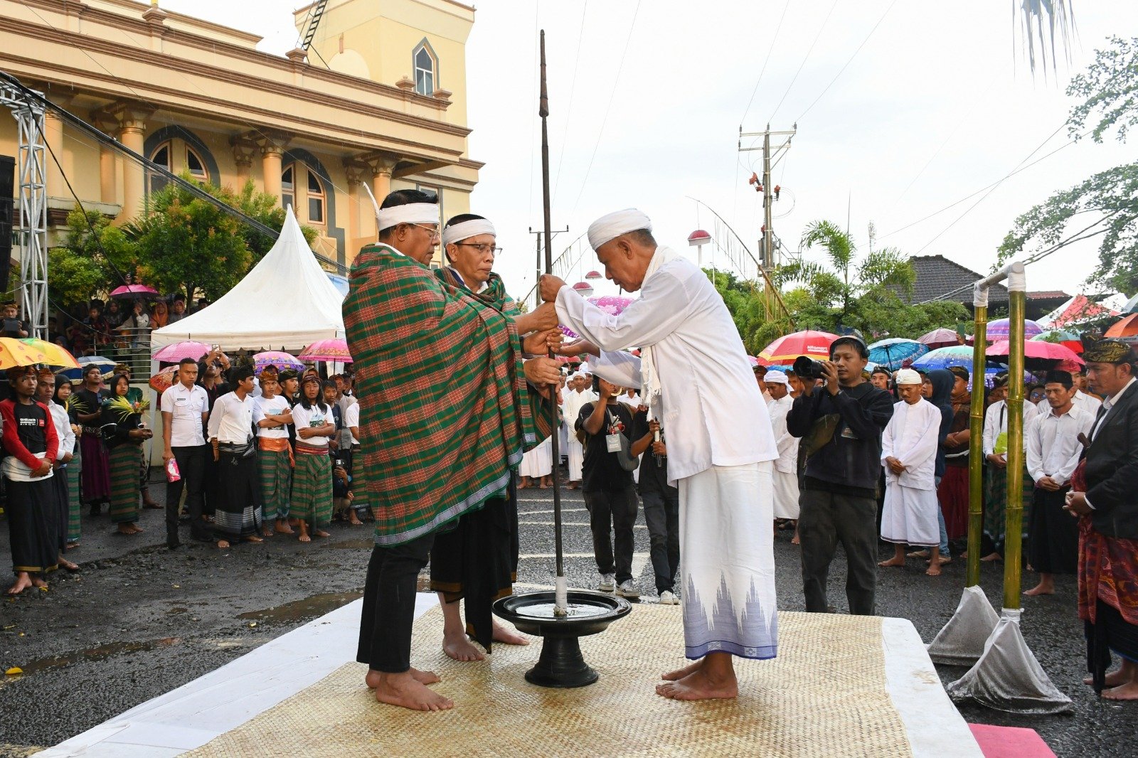 Bupati H Iron dan Wakilnya Edwin Hadiwijaya Hadiri Penutupan  Budaya Desa Pengadangan