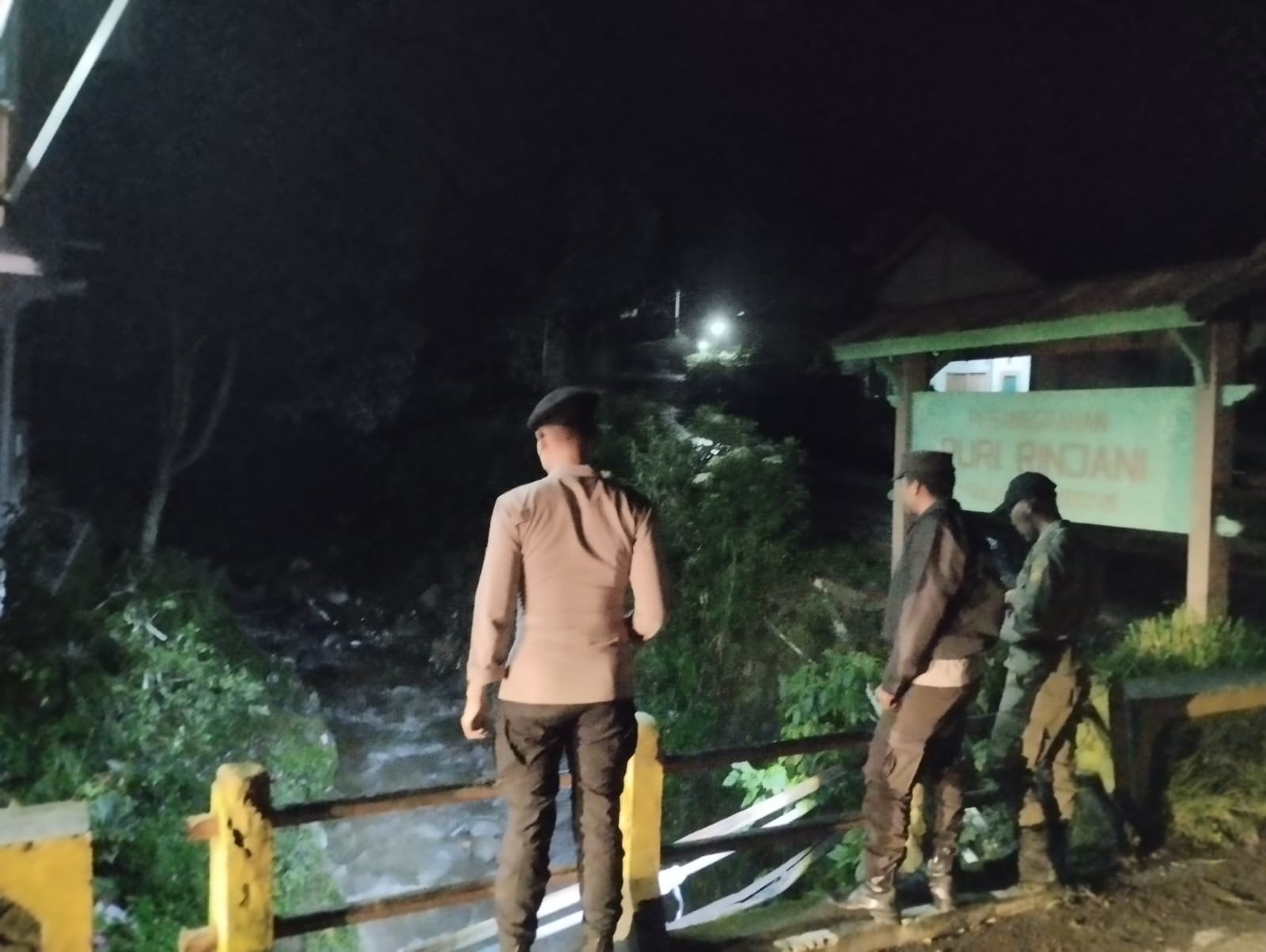 Musim Banjir, Polsek Sembalun dan Polsek Montong Gading Cek Debit Air Sungai Pasca Hujan Deras
