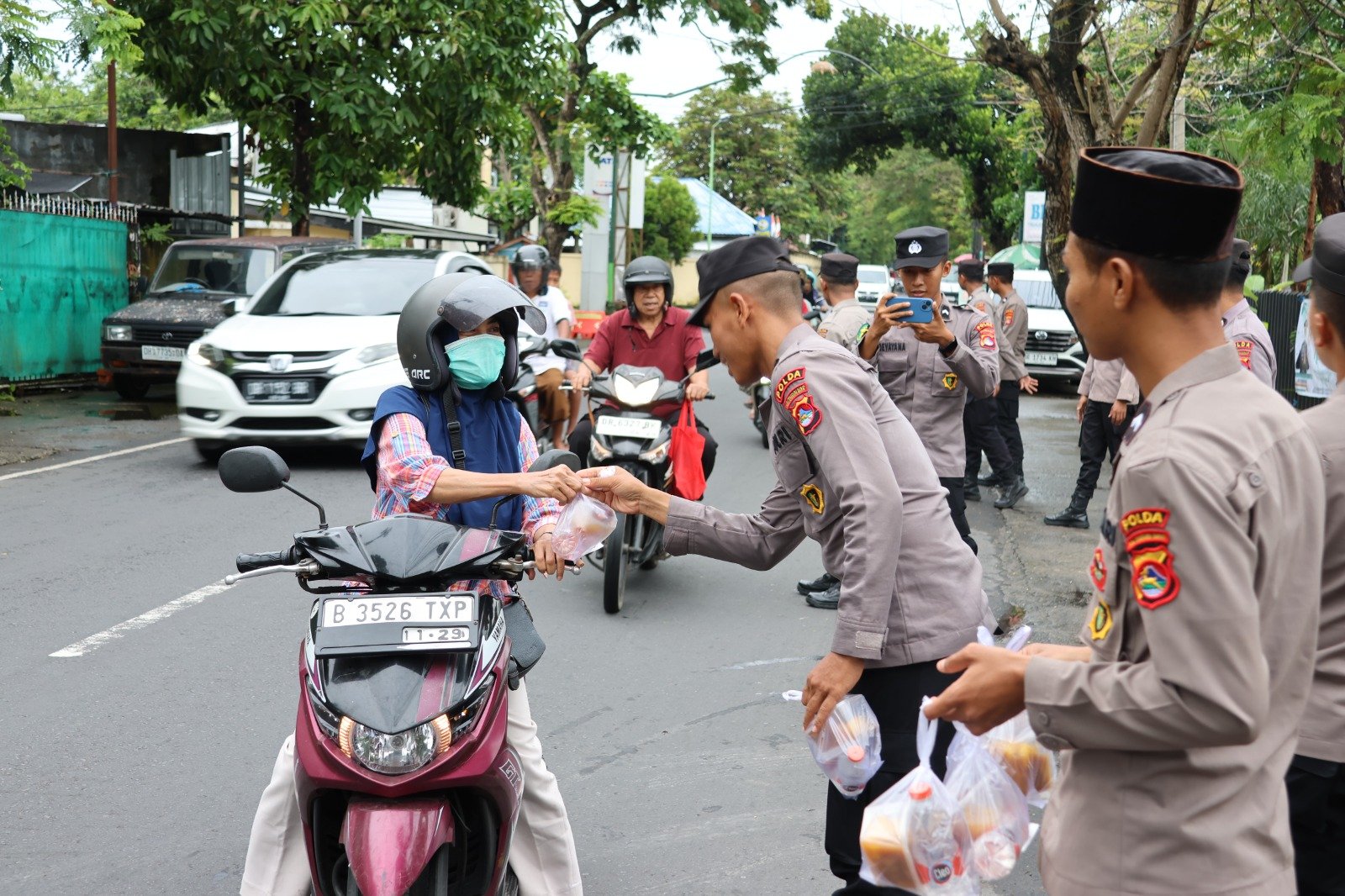 Biddokkes Polda NTB Bagi Takjil untuk Ojol dan Pengendara