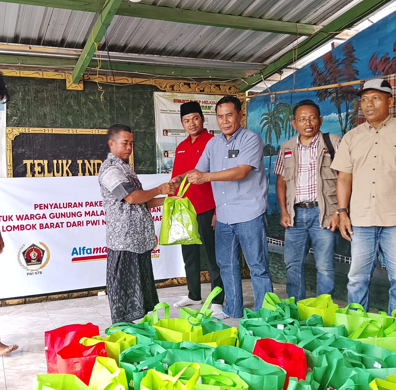 PWI NTB dan Alfamart, Kembali Salurkan Puluhan Paket Sembako untuk Korban