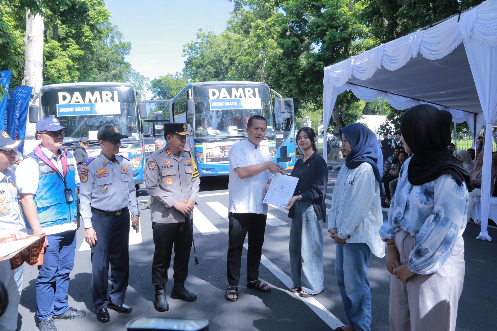 Kapolda NTB dan Pejabat Pemprov NTB Lepas Mudik Gratis