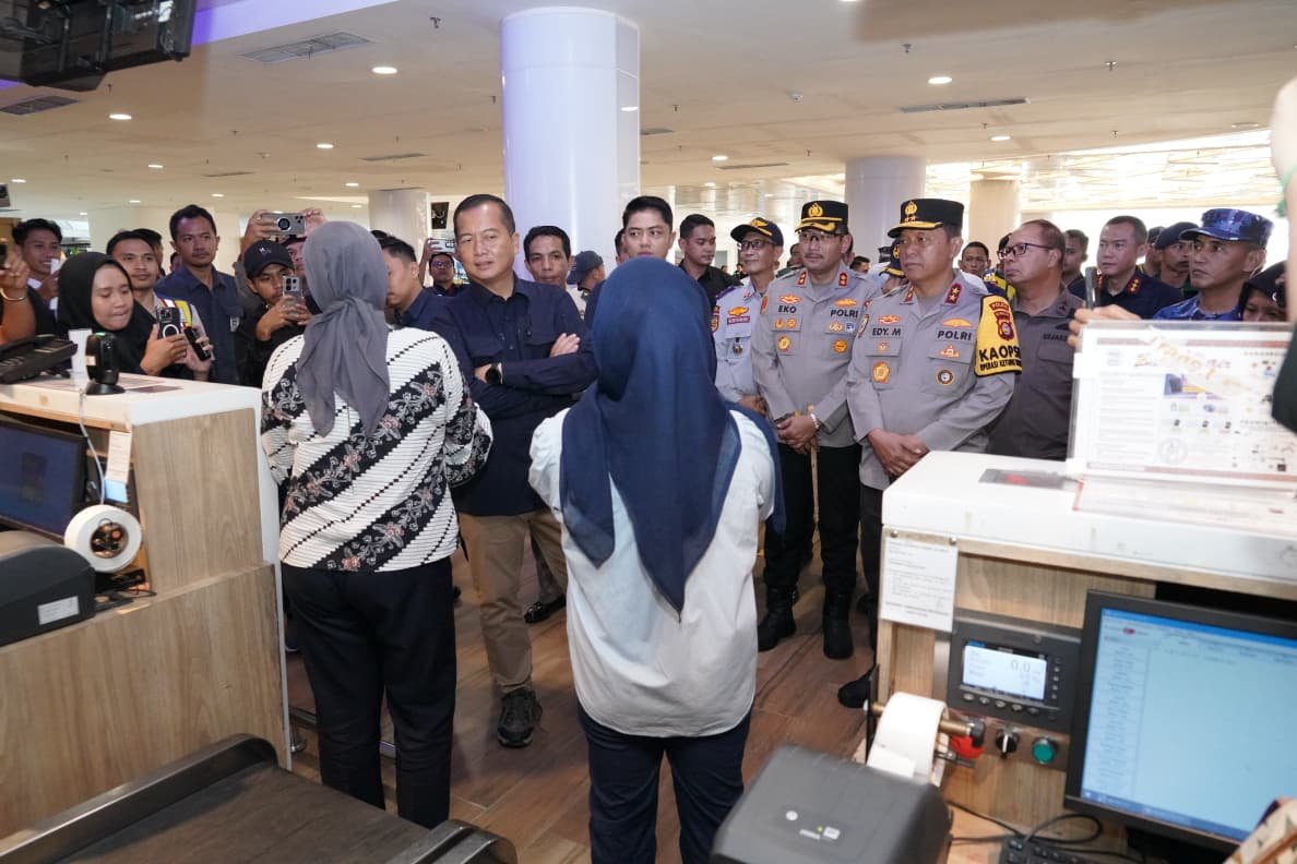 Kapolda NTB Bersama Gubernur Pantau Arus Mudik Lebaran di Bandara Internasional ZAM dan Terminal Mandalika Bertais