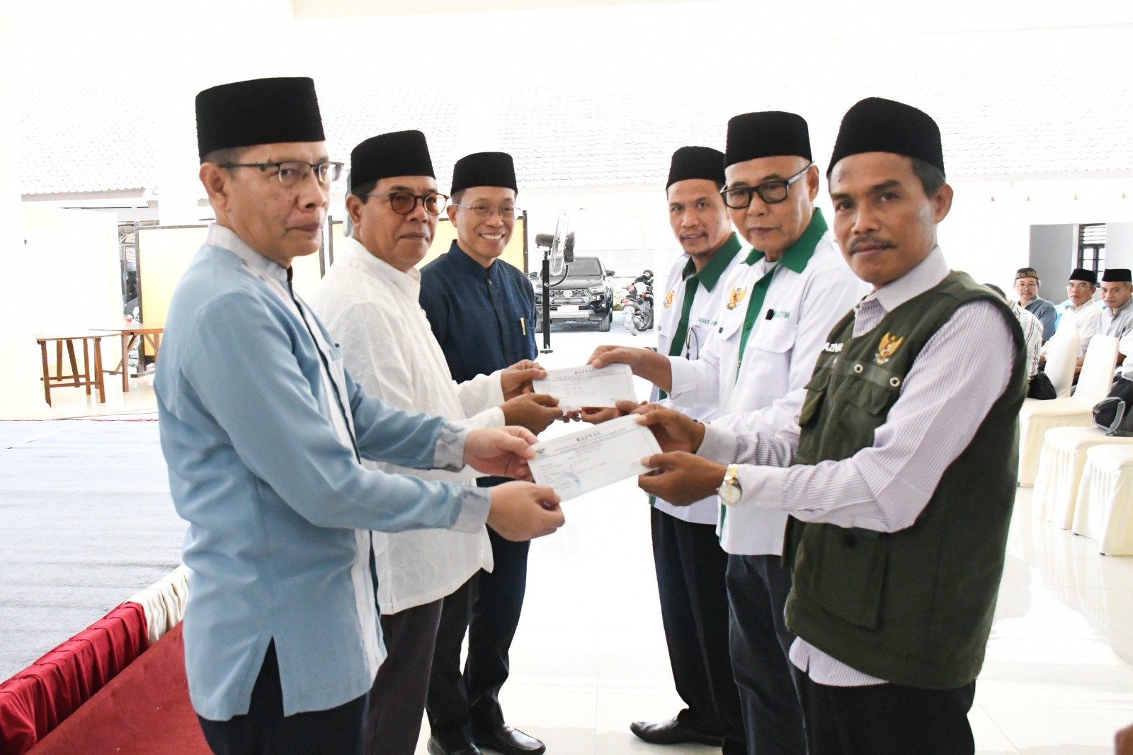 Pejabat Lotim Serahkan Zakat melaui BAZNAS Lotim
