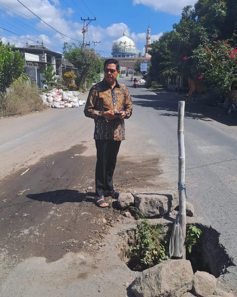 Bupati Haerul Berhenti dan Cek Jalan Berlubang, Perintahkan PUPR Segera Tindak Lanjuti