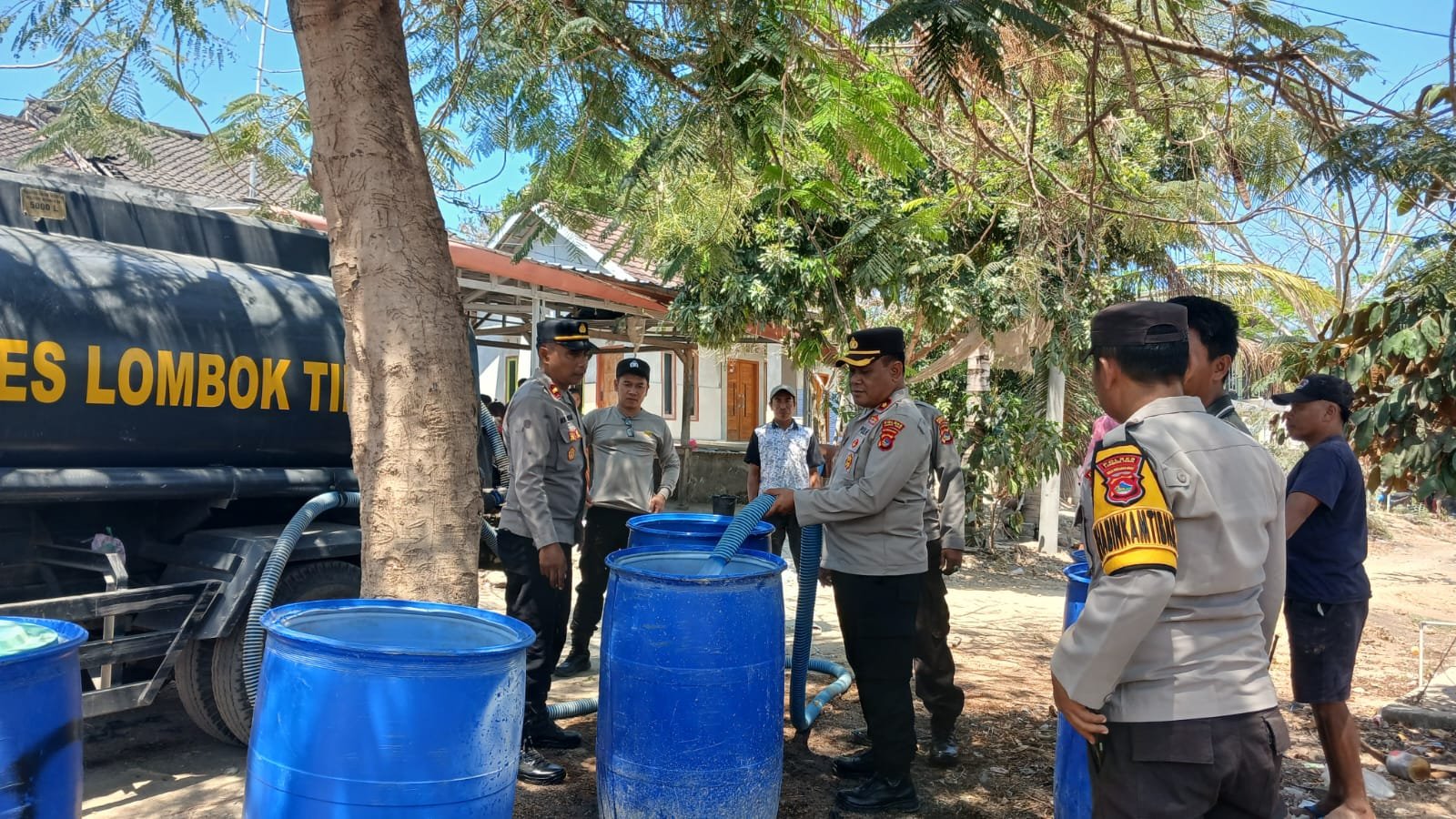 Wakapolres Lombok Timur Ikut Distribusikan 15000 Liter Air Bersih untuk Masyarakat Desa Serewe