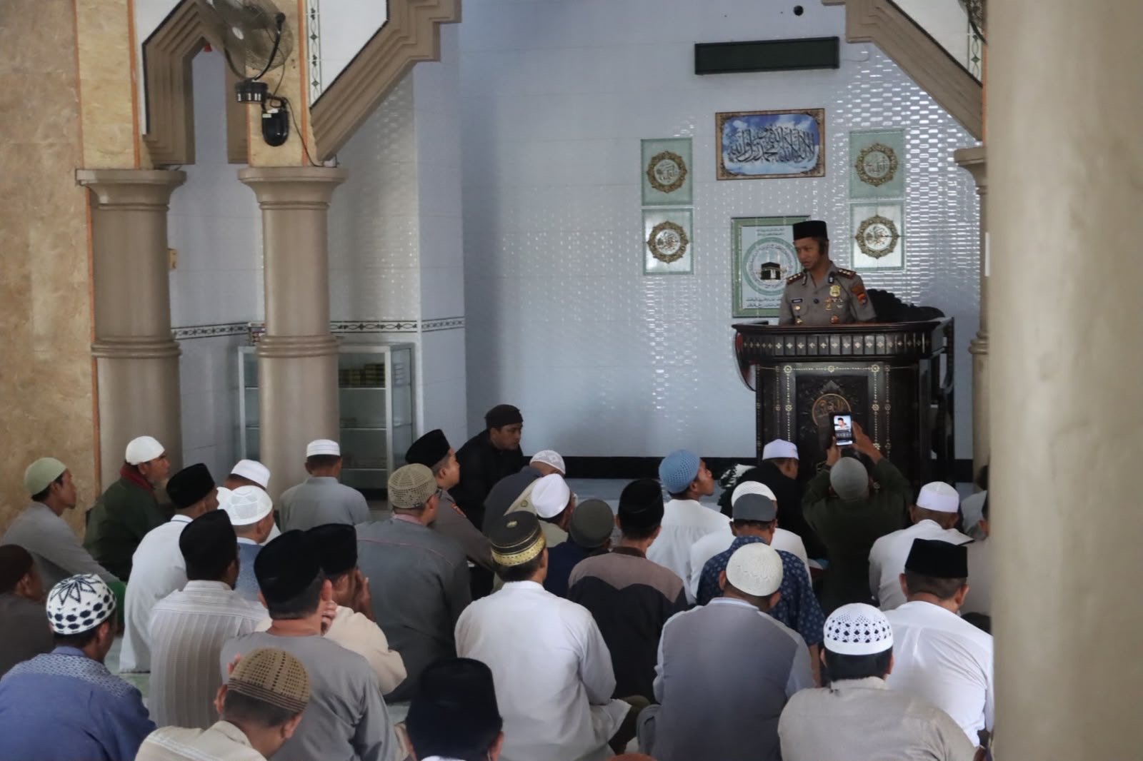 Sambangi Masjid di Pringgabaya, Kapolres Lotim Ingatkan Warga Soal Bahaya Hoaks