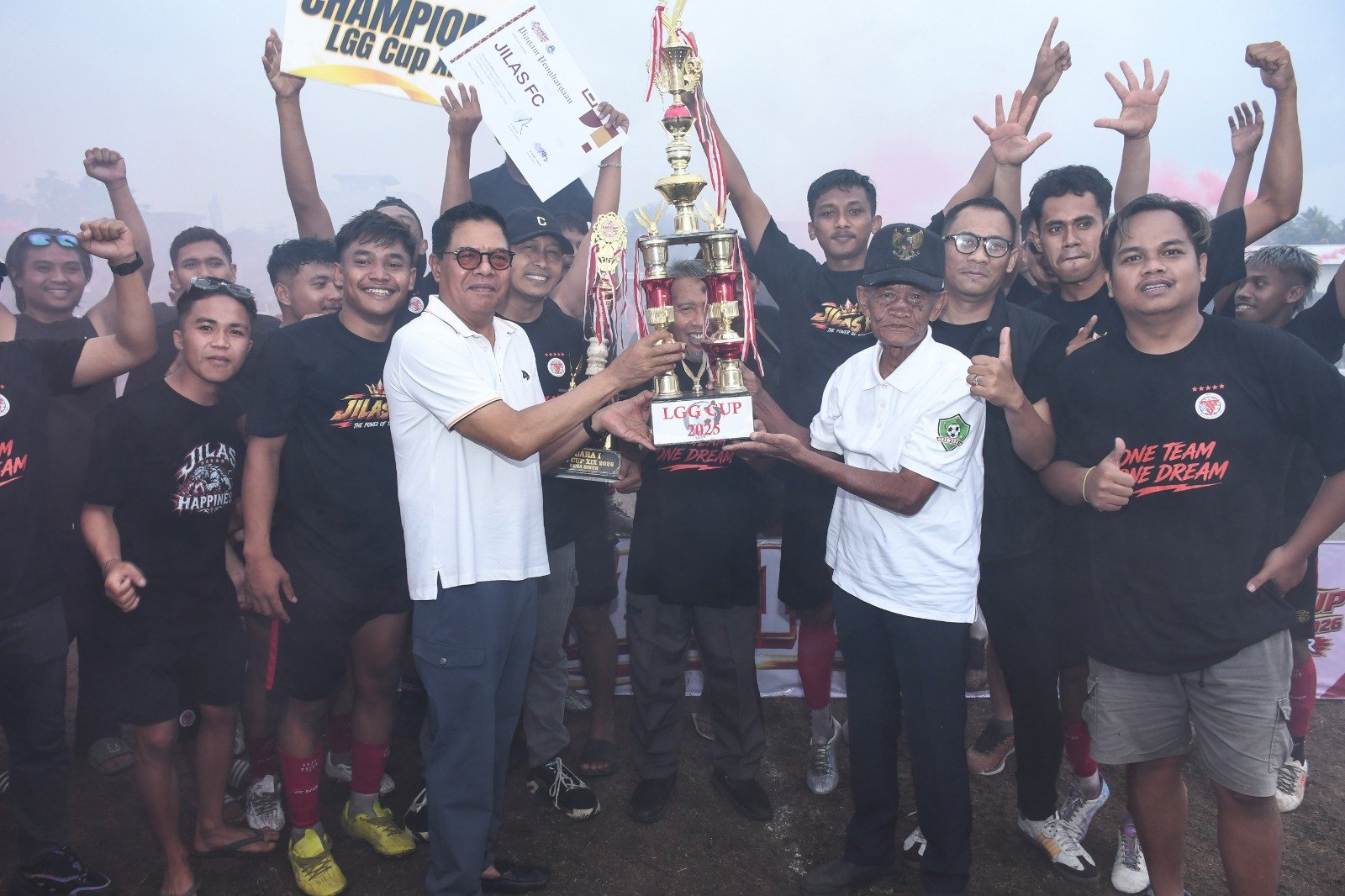 LGG Desa Sikur Ditutup Bupati